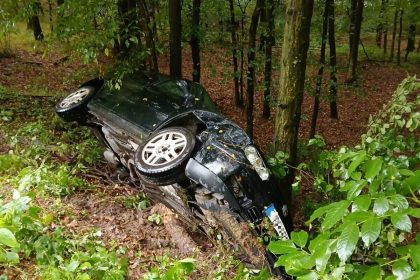 Auto spadlo z cesty oprelo sa o strom