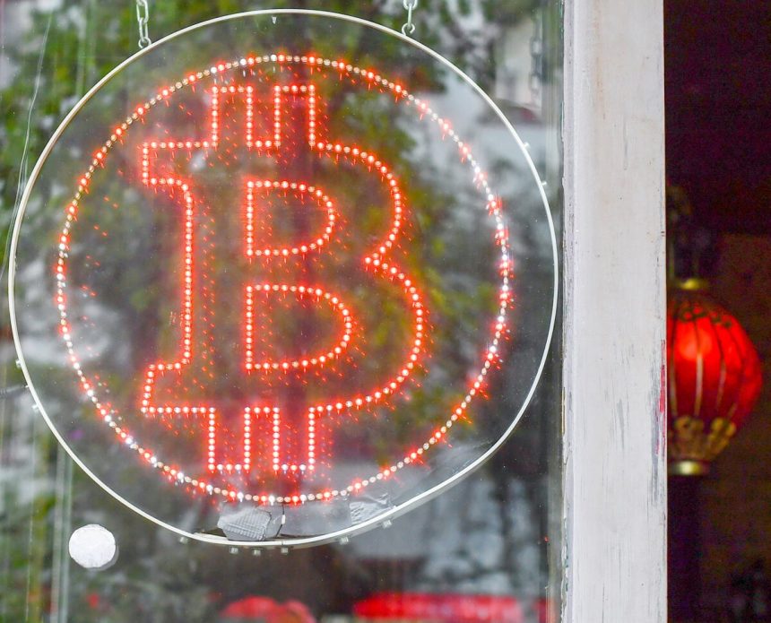 Bitcoin prekonal hranicu 120 tisic dolarov a stanovil novy rekord