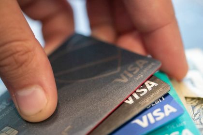 Digitalne platby v kamennych obchodoch prevazuju nad hotovostou