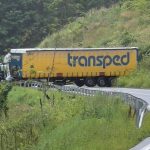 Frekventovanu cestu zatarasil kamion je neprejazdna