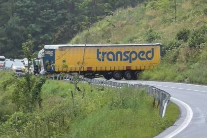 Frekventovanu cestu zatarasil kamion je neprejazdna