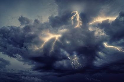 Meteorologovia vydali vystrahy pred burkami na sobotu