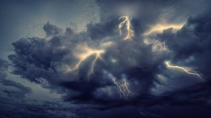 Meteorologovia vydali vystrahy pred burkami na sobotu