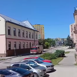 Na kruhovom objazde za Kosickou Novou Vsou zrazka motorkara s nakladiakom