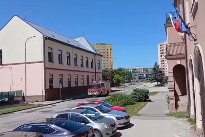 Na kruhovom objazde za Kosickou Novou Vsou zrazka motorkara s nakladiakom