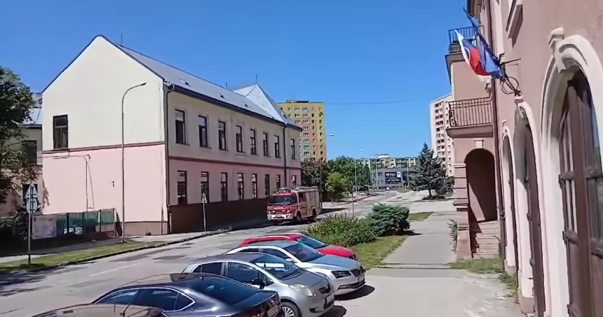 Na kruhovom objazde za Kosickou Novou Vsou zrazka motorkara s nakladiakom