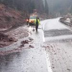 Nasledky burky obmedzili dopravu na hlavnej ceste