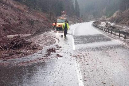 Nasledky burky obmedzili dopravu na hlavnej ceste