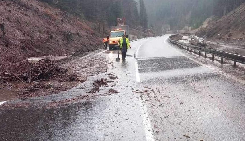 Nasledky burky obmedzili dopravu na hlavnej ceste