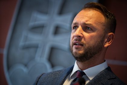 Policajta obvineneho zo sabotaze postavil minister Estok mimo sluzbu