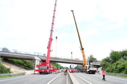 Ponad dialnicu D1 pri Trnave namontovali cyklomost