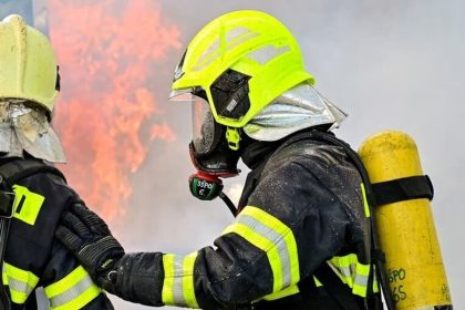 Pri pozari rodinneho domu v Humennom sa zranil majitel