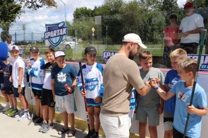 Tomas Tatar daroval dubnickym talentom 25 hokejovych vystrojov