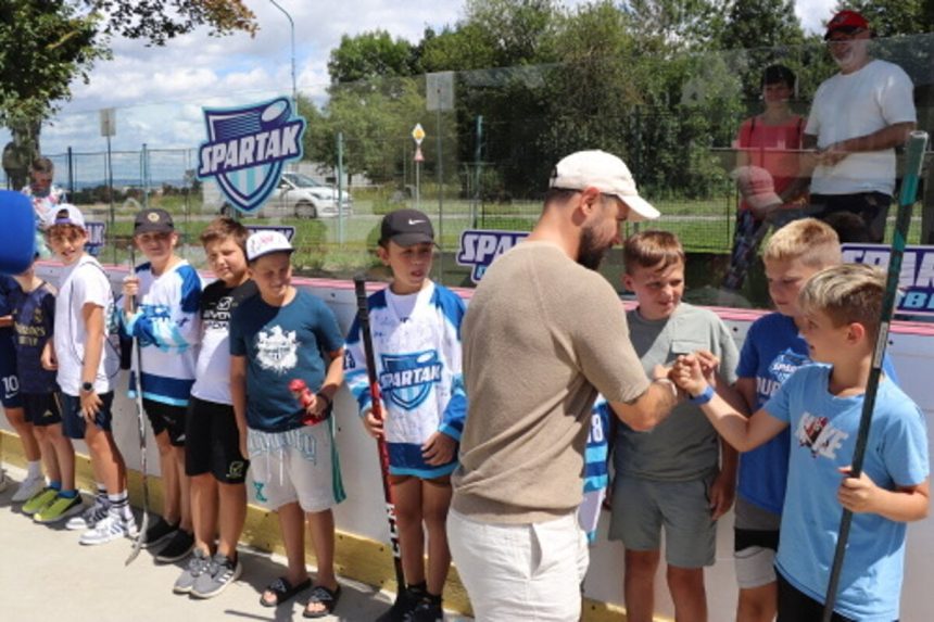 Tomas Tatar daroval dubnickym talentom 25 hokejovych vystrojov