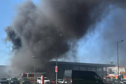 V Dunajskej Strede horel autoservis hasici su na mieste