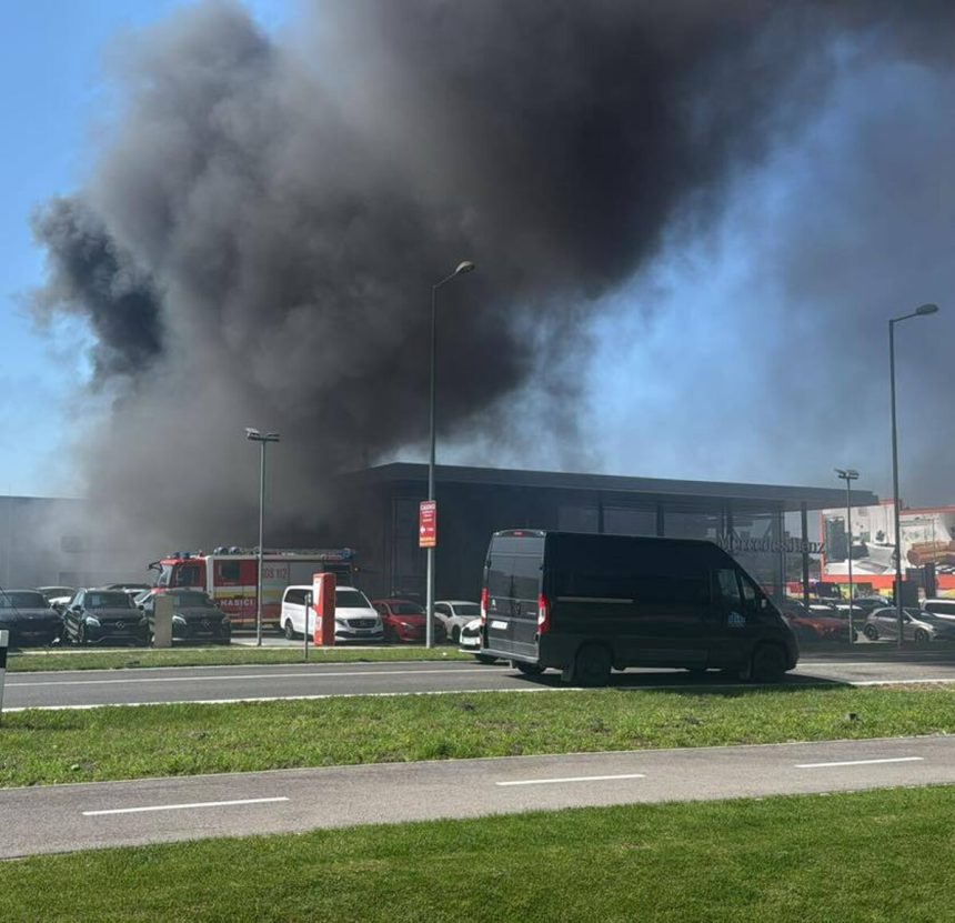 V Dunajskej Strede horel autoservis hasici su na mieste