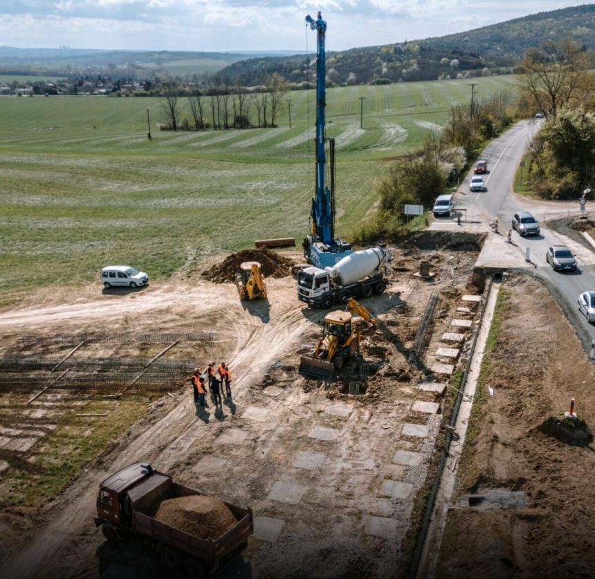 Cesta sa zosuvala a praskala opravili ju