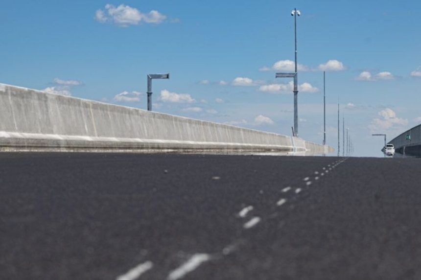 Dialnicari opravia vozovku dialnice pri Trencine