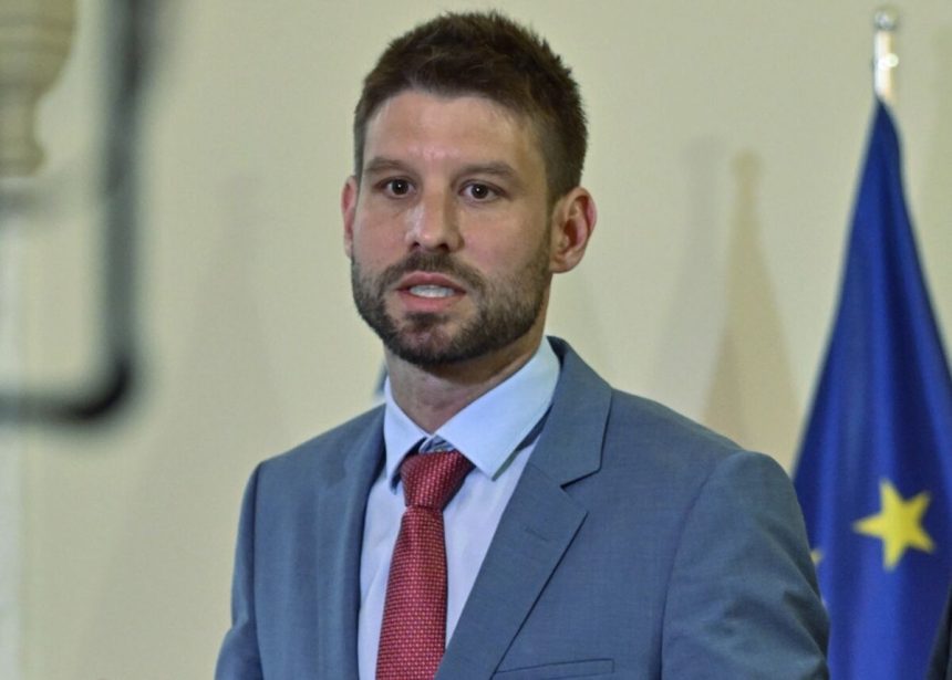 Fico prekryva skandal so zachrankami tvrdi Simecka