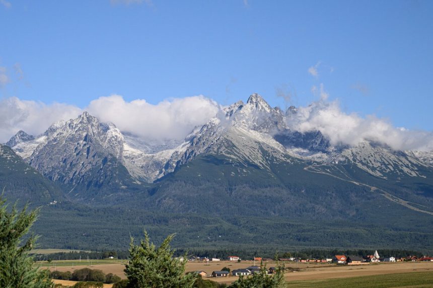 Hoci sa leto este neskoncilo sneh pokryl Tatry