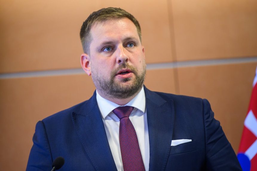 Minister zdravotnictva Sasko pripusta zrusenie zachrankoveho tendra
