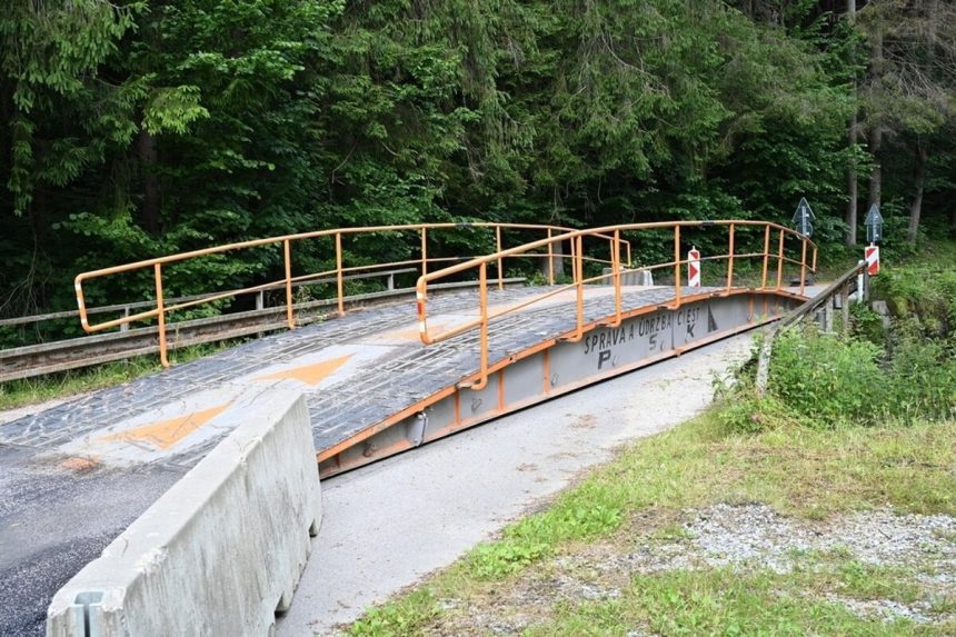Na Povazi sa rozpada dolezity most obmedzil ludi