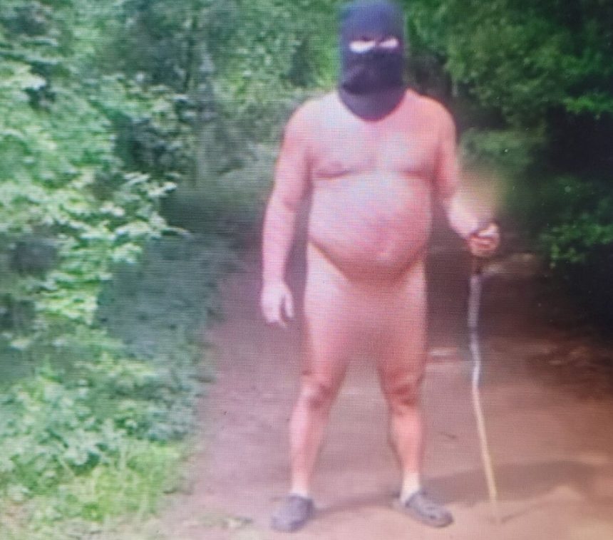 Nahy muz v kukle beha po lese blizko hradu