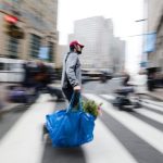 Nalada americkych spotrebitelov sa v juli zlepsila menej ako sa cakalo