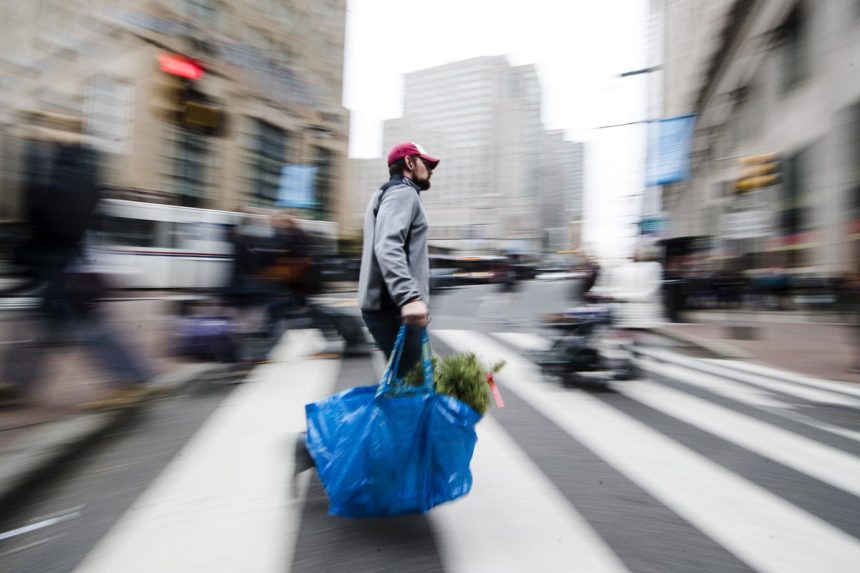 Nalada americkych spotrebitelov sa v juli zlepsila menej ako sa cakalo