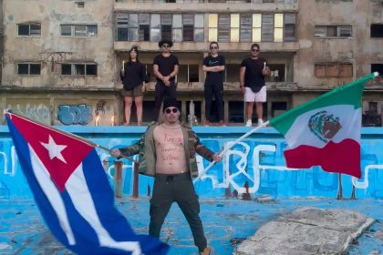 Namiesto samopalu luxus a pivo Vnuk Fidela Castra ukazuje bohatstvo na sietach rodina skriepe zubami