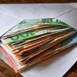 Od troch seniorov vylakali vyse 30 tisic eur