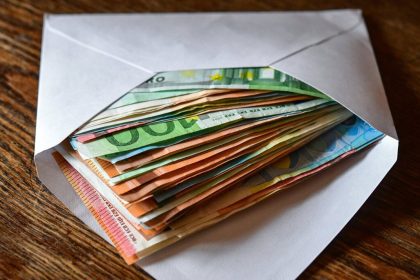 Od troch seniorov vylakali vyse 30 tisic eur