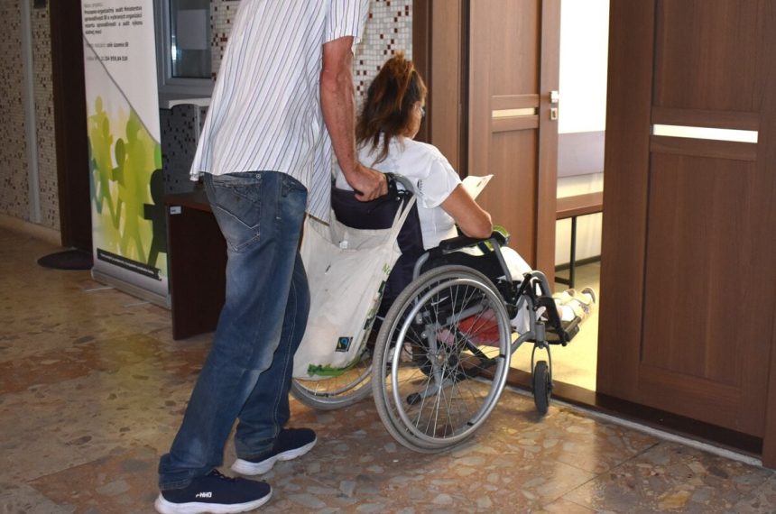 Okradla dochodkynu na invalidnom voziku styri roky