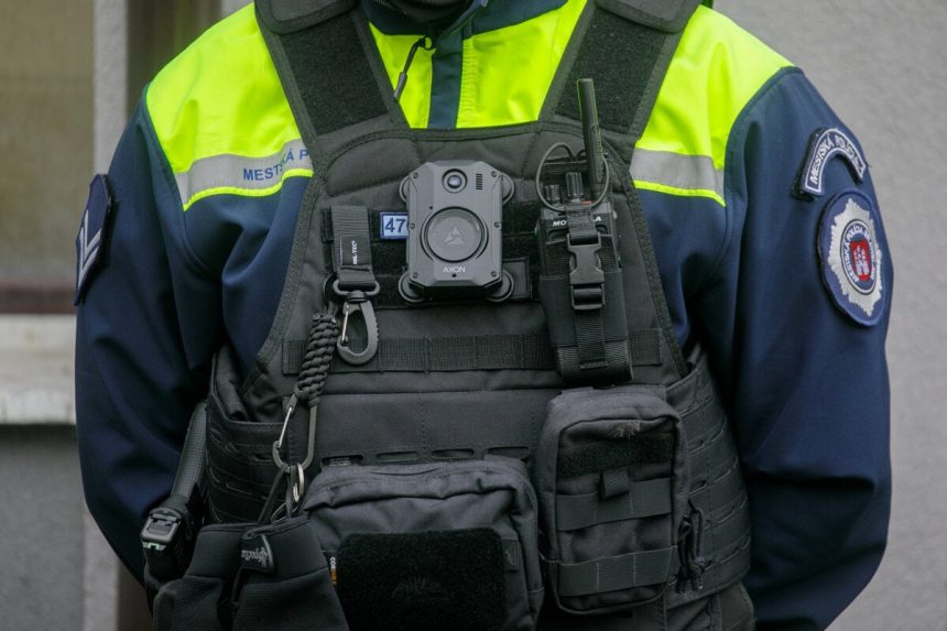 Policajt chcel podanim ruky upokojit situaciu Radnica preverila incident v Lucenci