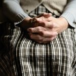 Policia varuje pred financnymi podvodmi muz okradol seniorku o 22 tisic eur