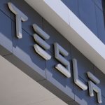 Predaj elektromobilov Tesla v Europe klesol cinsky rival ho strojnasobil