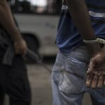 Trom muzom v Irane amputovali ruky za kradez zlata