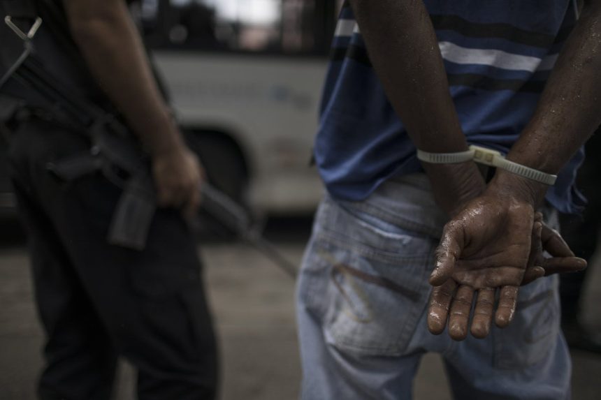 Trom muzom v Irane amputovali ruky za kradez zlata