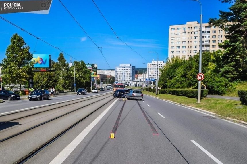V Kosiciach sa zrazilo policajne auto a styri dalsie