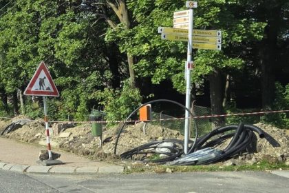 V obci Strba odstrania kablovu pavucinu