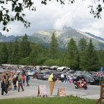 Vysoke Tatry su plne turistov cesta uzavreta