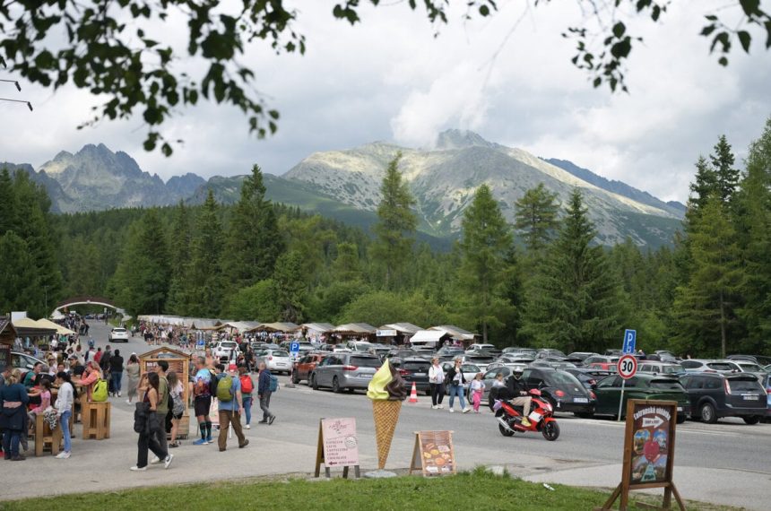 Vysoke Tatry su plne turistov cesta uzavreta