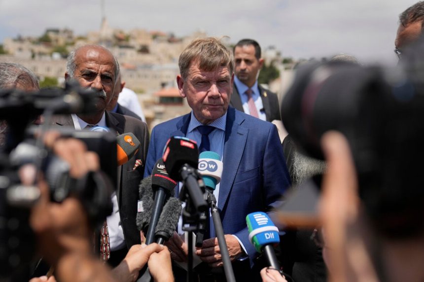 Wadephul navstivil palestinsku Tajbu odsudil nasilie osadnikov