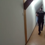 Zenu proti jej voli drzal v byte Policia zakrocila zverejnila aj video zo zasahu