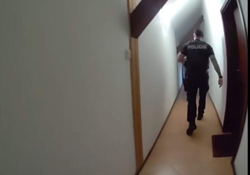 Zenu proti jej voli drzal v byte Policia zakrocila zverejnila aj video zo zasahu