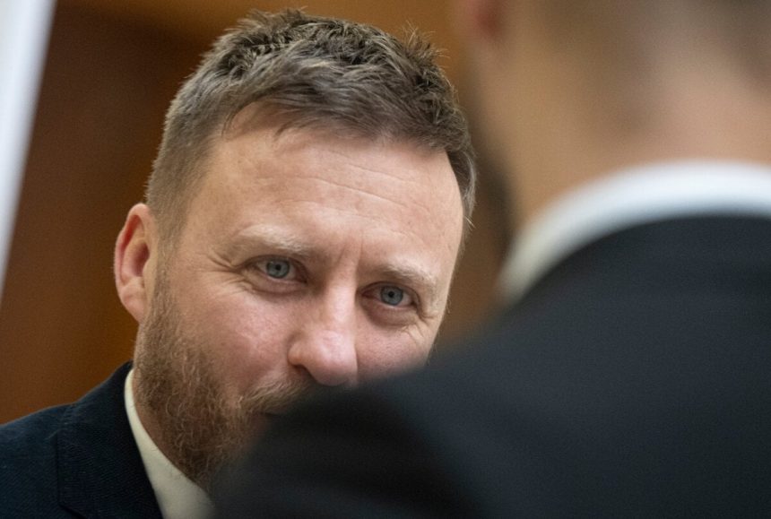 Ak Kotlar odmieta pracu mal by zvazit zotrvanie vo funkcii
