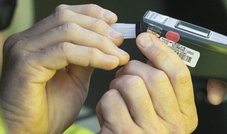 Opity policajt havaroval po nehode hladali zbran