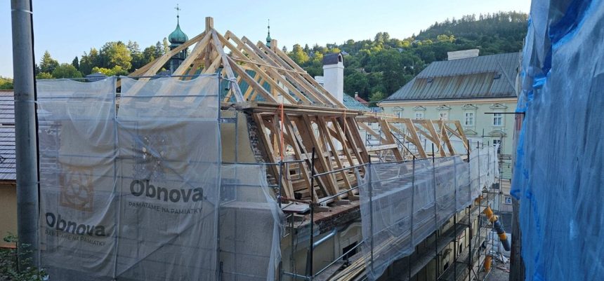 Po pozari v Banskej Stiavnici vstava krov z popola