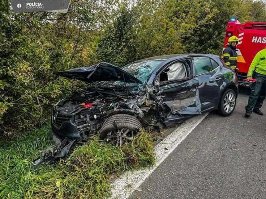 Pri Trhovisti sa zrazili dve auta traja zraneni