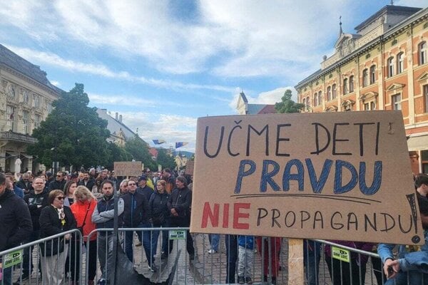 Sebe dopraju ludom beru Vychodniari protestuju